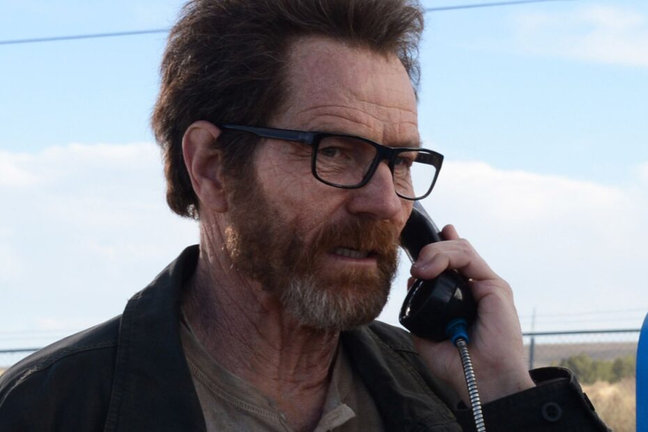Bryan Cranston conquistou o público mundial com seu icônico papel como Walter White em Breaking Bad, uma atuação que ainda hoje reverbera com força entre os fãs de séries dramáticas. Assim como James Gandolfini em The Sopranos, Cranston encarnou um personagem tão marcante que se tornou uma referência definitiva em sua carreira. Isso faz com que muitos fãs fiquem receosos de assistir seus trabalhos posteriores, temendo não conseguir dissociar o ator do mítico “Heisenberg”. No entanto, existe uma série que merece toda a atenção daqueles que apreciam personagens complexos e tensos, e que entregam uma narrativa intensa do início ao fim: Your Honor. Your Honor: A intensiva jornada de moralidade e amor familiar