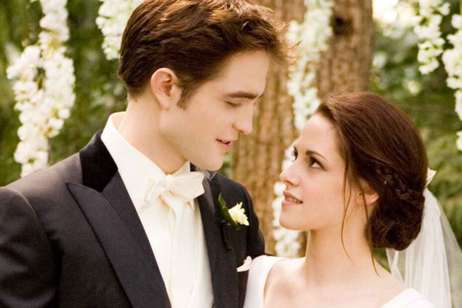 Quando pensamos em The Twilight Saga, dificilmente associamos a franquia a indicações ao Oscar. Diferente de grandes universos como Marvel, Star Wars ou Harry Potter, Twilight nunca recebeu uma nomeação da Academia, o que não é surpresa diante das críticas negativas que os filmes receberam. Mesmo franquias criticadas pela imprensa, como Transformers, garantiram indicações em categorias técnicas; Twilight, no entanto, permaneceu sem reconhecimento. A beleza atemporal de A Thousand Years na saga Crepúsculo