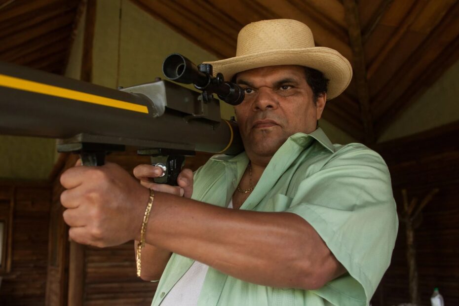 A série de true crime "Narcos" é uma produção marcante da Netflix que retrata a ascensão de Pablo Escobar e do cartel de Medellín, explorando a complexidade do narcotráfico na Colômbia entre as décadas de 1970 e 1990. Com suas atuações cativantes, o elenco é liderado por Wagner Moura no papel de Escobar, acompanhado por estrelas como Pedro Pascal, Boyd Holbrook e Luis Guzmán. Desde seu lançamento, "Narcos" conquistou tanto o público quanto a crítica, recebendo elogios de diversos setores da indústria do entretenimento. A complexidade do narcotráfico em Narcos e Narcos: Mexico