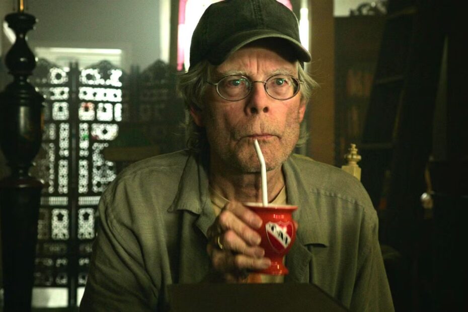 Stephen King está prestes a levar sua série de livros mais ambiciosa, "A Torre Negra", para a televisão. O aclamado diretor Mike Flanagan, conhecido por suas adaptações da obra de King, está à frente desse tão esperado projeto que será exibido na Prime Video. Considerada por muitos como a magnum opus do autor, "A Torre Negra" é uma mistura fascinante de faroeste, fantasia e horror que promete reinventar o gênero western na TV. A Torre Negra ganha nova vida nas mãos de Mike Flanagan na Prime Video