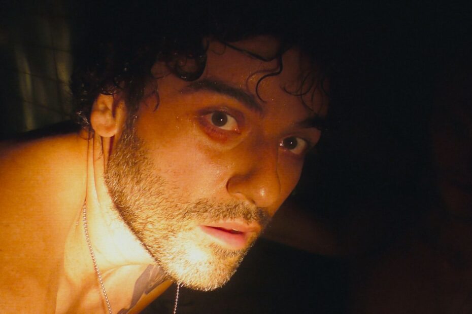 Alex Garland é um cineasta que vem conquistando destaque com seus filmes instigantes e repletos de temas complexos. Antes de assumir a direção, ele já havia se estabelecido como um escritor talentoso, responsável por roteiros icônicos como “28 Dias Depois” e sua sequência, além de ter explorado o universo televisivo com a série limitada “Devs”. A carreira de Garland é marcada por uma variedade de gêneros, indo do suspense tecnológico ao horror surreal, sempre trazendo narrativas que desafiam o espectador a refletir. Alex Garland: Uma jornada através do horror, ficção e sociedade