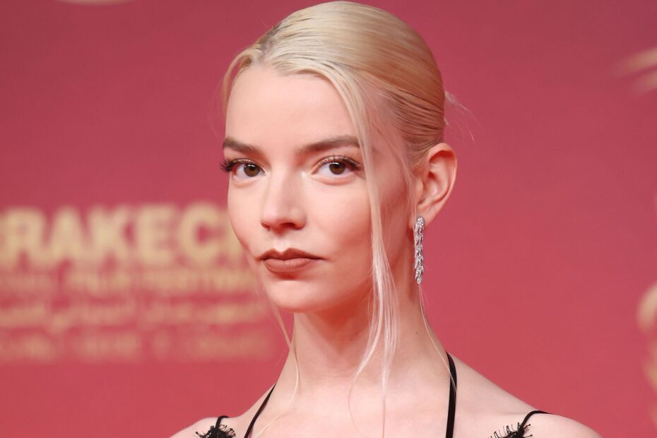 Anya Taylor-Joy tem se firmado como uma das estrelas em ascensão mais brilhantes de Hollywood nos últimos anos. Com uma carreira que começou a ganhar destaque com filmes icônicos como "A Bruxa" e "Morgan", a atriz conquistou o público e a crítica com performances memoráveis. Recentemente, ela protagonizou o aguardado filme de ficção científica "Furiosa: Uma Saga de Mad Max", ao lado do renomado Chris Hemsworth. Anya Taylor-Joy: A ascensão estelar e seus próximos desafios no cinema