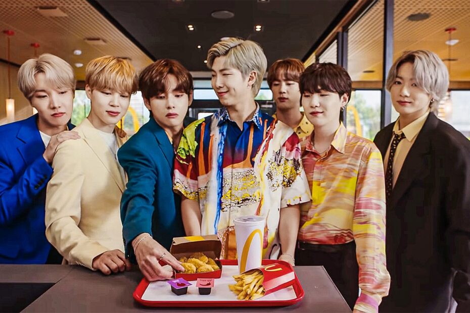 BTS VOLTA AOS PALCOS EM APRESENTAÇÃO GRATUITA NO CENTRO DE SEUL BTS retorna aos palcos com show gratuito em Seul e novo álbum em março