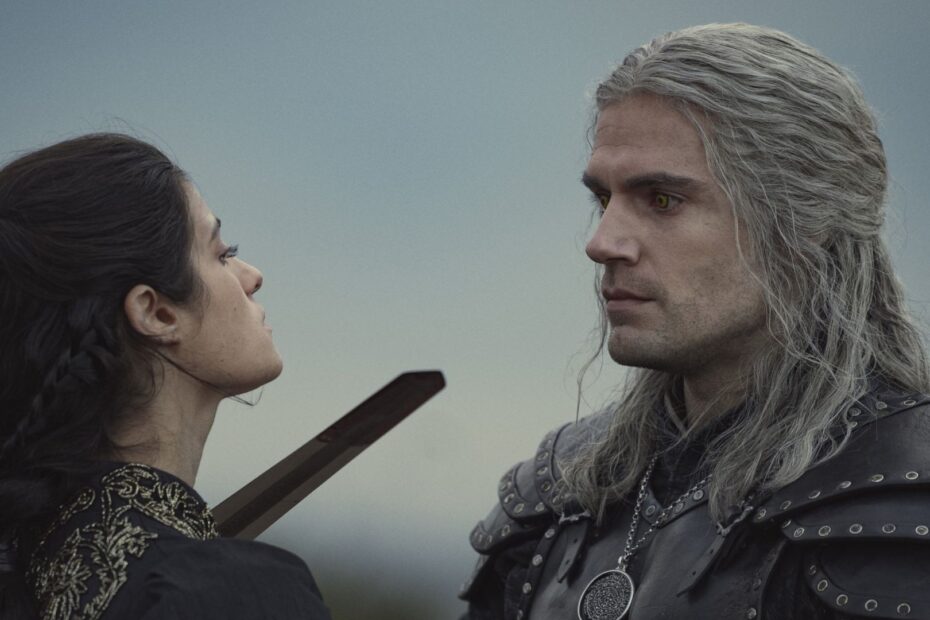 Netflix e decepção viraram quase sinônimos nos últimos anos. Depois do fim melancólico de Stranger Things na quinta temporada e o cancelamento abrupto de GLOW após três temporadas, nenhum título traz tanta frustração quanto The Witcher. Prometida como a resposta da Netflix para Game of Thrones, a série inspirada nos livros de Andrzej Sapkowski e nos jogos da CD Projekt Red acabou naufragando por causa de inúmeras mudanças controversas no material original, o que levou até Henry Cavill a abandonar o papel principal antes mesmo do fim. Castlevania supera The Witcher e redefine fantasia na Netflix