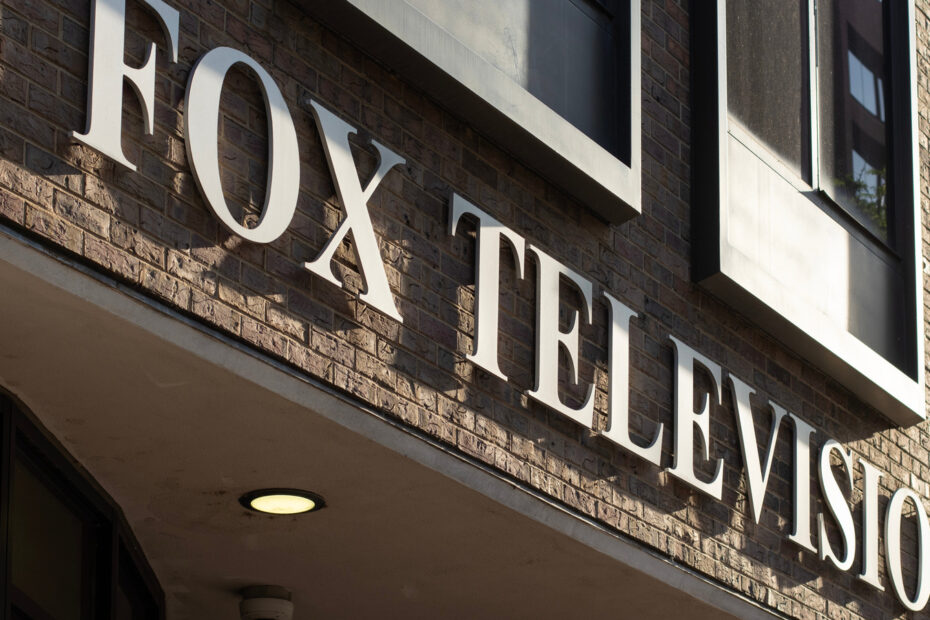 A História do Fox Network: De Wire Hanger a Potência da Televisão Como o Fox Network transformou a TV e desafiou os gigantes da indústria