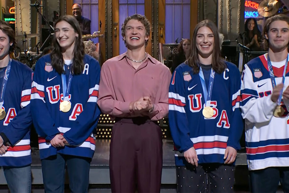 Connor Storrie Brilha no SNL e Celebra o Hóquei Feminino Connor Storrie brilha no SNL e homenageia o hóquei feminino