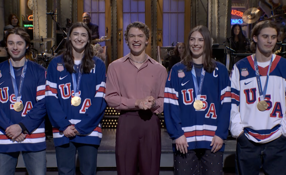Connor Storrie Brilha no Monólogo do ‘SNL’ com Humor Ácido e Jogadores de Hockey Olímpicos Connor Storrie e o impacto do hockey na comédia do SNL