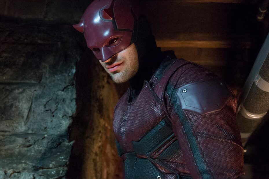 Daredevil foi a série que deu início ao universo dos Defensores na Netflix, um marco que conquistou fãs e crítica ao redor do mundo. Agora, com o retorno do personagem através de Daredevil: Born Again, muitos se perguntam como essa nova abordagem se compara à série original. Em um cenário em que 10 anos se passaram desde a estreia da segunda temporada de Daredevil, é interessante relembrar o que fez desse período tão relevante e distintivo. Daredevil: O impacto da segunda temporada e o legado que ficou