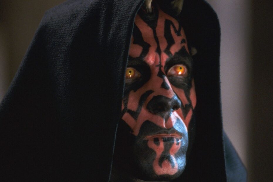 Darth Maul é um dos personagens mais icônicos do universo Star Wars e seu retorno na nova série "Star Wars: Maul - Shadow Lord" vem gerando grandes expectativas entre os fãs. Este novo projeto, sob a direção de Dave Filoni, se passa entre as Guerras Clônicas e a ascensão do Império Galáctico, destacando a luta de Maul para encontrar seu lugar em um novo cenário de poder. Darth Maul retorna em nova série, mas fãs pedem novas eras em Star Wars