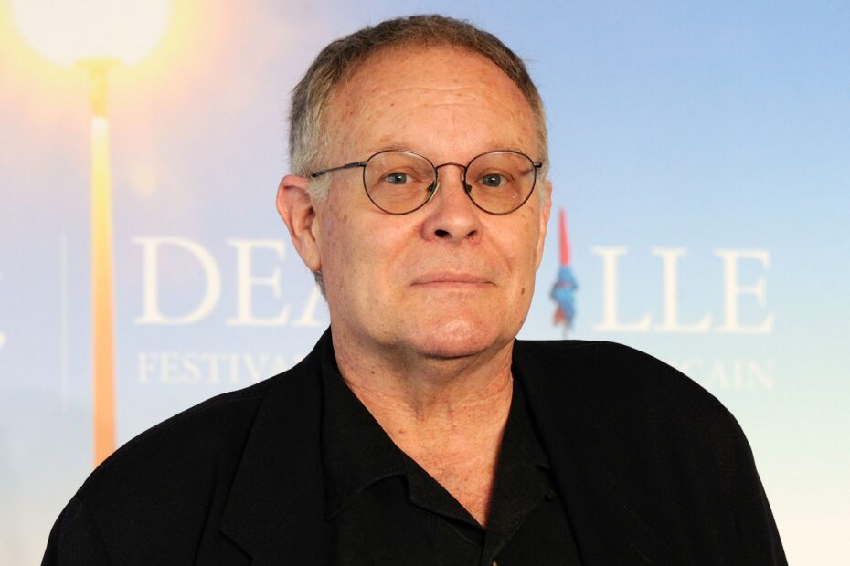 Eric Overmyer, o renomado criador da série “Bosch”, faleceu no dia 16 de março de 2026, aos 74 anos, em decorrência de uma doença que ainda não foi divulgada. Ele foi uma figura central em muitas produções televisivas que marcaram a história dos dramas policiais, deixando um legado inegável que encantou tanto o público quanto os críticos. Eric Overmyer, criador de Bosch, deixa legado inesquecível na TV