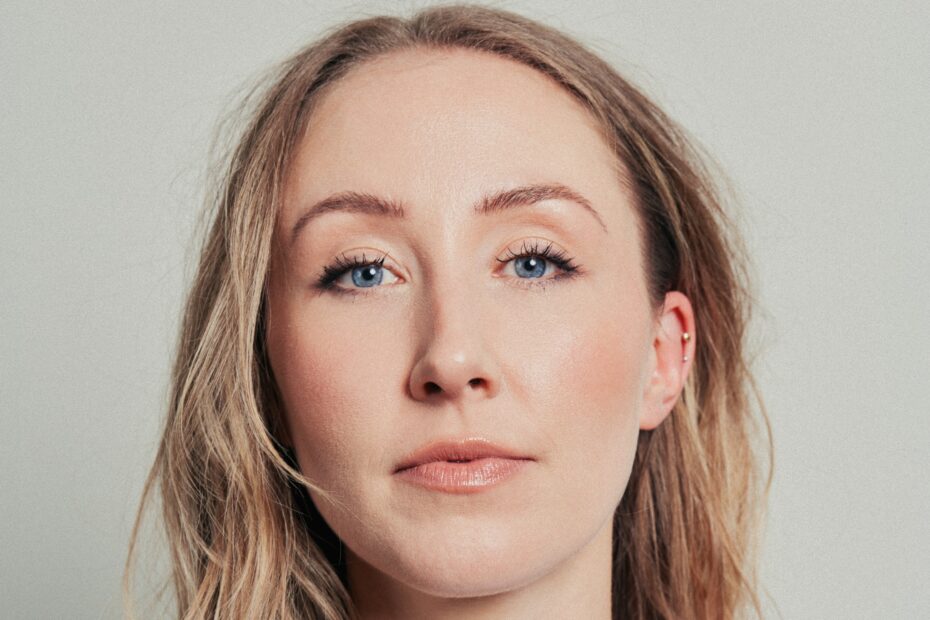 Erin Doherty se junta ao novo filme de Nancy Meyers na Warner Bros. Erin Doherty brilha em novo filme de Nancy Meyers após mudança de elenco