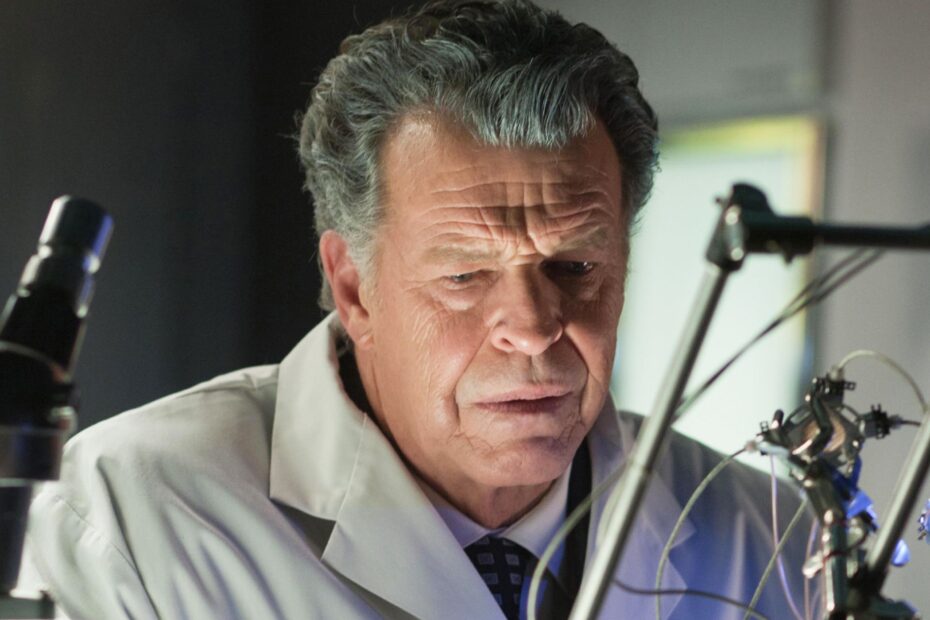 16 ANOS DEPOIS, A REVELAÇÃO INOVADORA DE 'FRINGE' AINDA É UM DOS MELHORES EXEMPLOS DE FICÇÃO CIENTÍFICA Fringe: A Força da Ficção Científica que Atravessa o Tempo