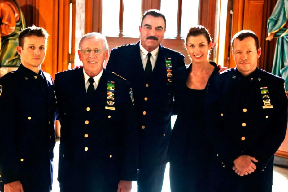 Boston Blue promete trazer emoções para os fãs da série Blue Bloods com a aguardada aparição de um dos personagens mais queridos da franquia. O spin-off, que se passa em Boston, acompanhará Danny e Sean Reagan, membros da equipe de lei e ordem, enquanto eles se adaptam à nova vida na cidade. Após o fim de Blue Bloods, muitos fãs ficaram ansiosos para ver como a dinâmica familiar continuaria, e Boston Blue está aqui para preenchê-los de nostalgia e novas histórias. Henry Reagan retorna em Boston Blue trazendo novas emoções familiares