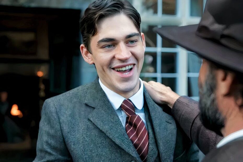 Hero Fiennes Tiffin reflete sobre ser o próximo James Bond