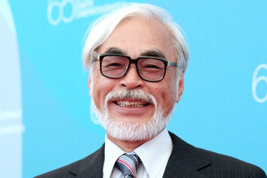 Hayao Miyazaki é um dos cineastas mais admirados do mundo, e suas escolhas de filmes refletem sua profunda paixão pela sétima arte. Ao longo de sua carreira, ele moldou um estilo único, capaz de capturar a beleza do cotidiano e a essência do fantástico. Vamos explorar dez filmes que influenciaram significativamente Miyazaki e sua abordagem na animação. Influências de Hayao Miyazaki: Filmes que moldaram sua arte