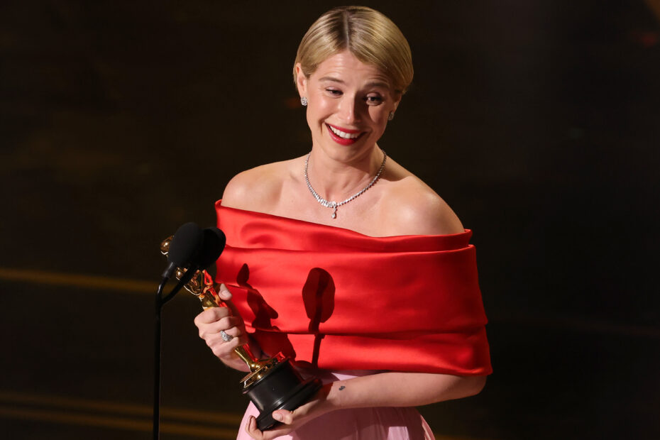 Jessie Buckley Celebra Vitória no Oscar em Dia Especial Jessie Buckley celebra Oscar de Melhor Atriz enquanto abraça a maternidade