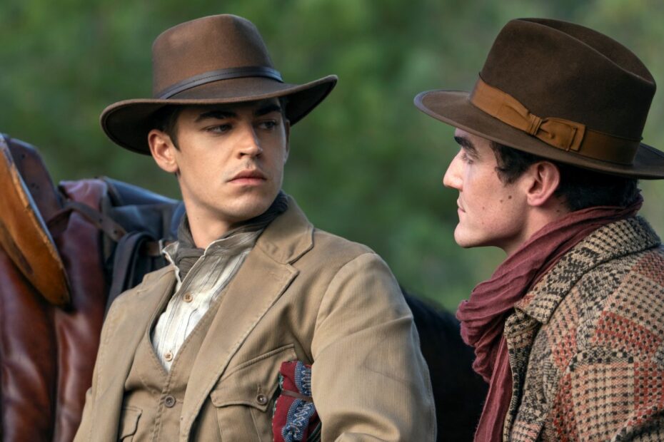 O novo show "Young Sherlock", dirigido por Guy Ritchie e baseado na série de livros de Andrew Lane, chegou ao Prime Video em 4 de março de 2026, e rapidamente se tornou um fenômeno nas paradas de streaming. Com um elenco estelar, incluindo Hero Fiennes Tiffin como o jovem Sherlock Holmes, Dónal Finn como James Moriarty, e Natascha McElhone, o programa promete uma abordagem refrescante e inovadora sobre os clássicos mistérios de Conan Doyle. Jovem Sherlock promete trazer novas reviravoltas ao clássico detetive