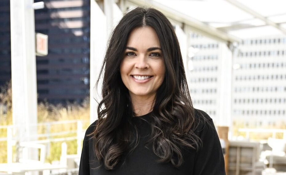 Katie Lee Biegel quebra recorde pessoal e revela corte grave durante gravação de novo programa Katie Lee Biegel sofre acidente durante gravação de novo programa e revela corte grave no dedo