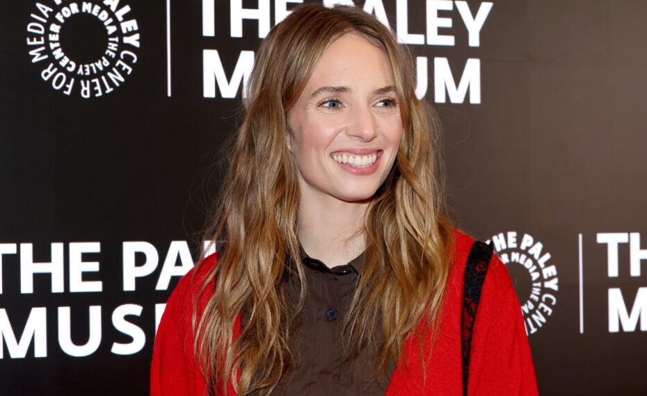 Maya Hawke será a protagonista da nova série da Netflix, “The God of the Woods” Maya Hawke protagoniza a nova série da Netflix "The God of the Woods"