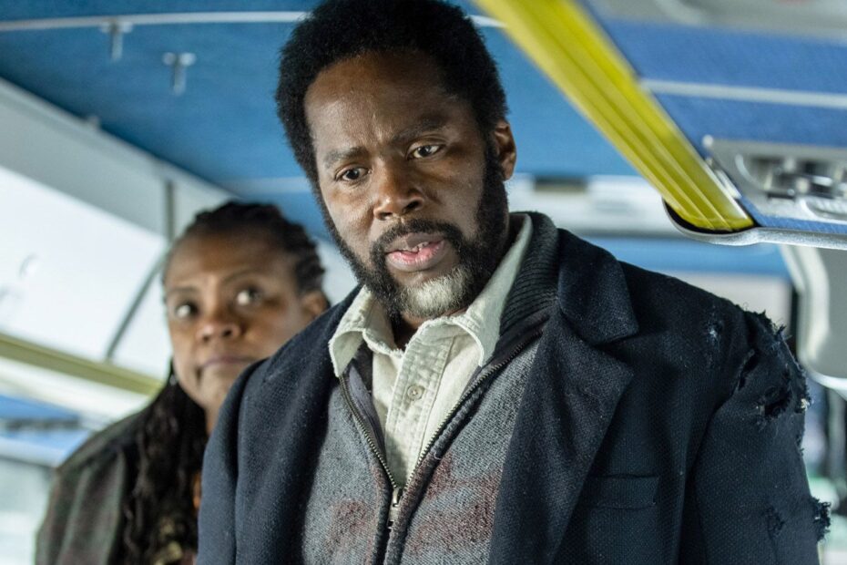 A série "FROM", da MGM+, tem se consolidado como a melhor produção de ficção científica e terror a ser exibida na televisão atualmente. Com um impressionante índice de aprovação de 96% no Rotten Tomatoes, a série tem atraído cada vez mais fãs à medida que suas temporadas progridem. O retorno da série para sua quarta temporada está agendado para o dia 19 de abril, prometendo ainda mais mistérios e horrores. Mistérios e horrores se intensificam em FROM na nova temporada