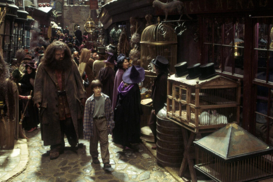 Novas Fotos do Set da Série Harry Potter da HBO Revelam Diagon Alley e Gringotts Novas imagens mostram Diagon Alley e Gringotts na série de Harry Potter