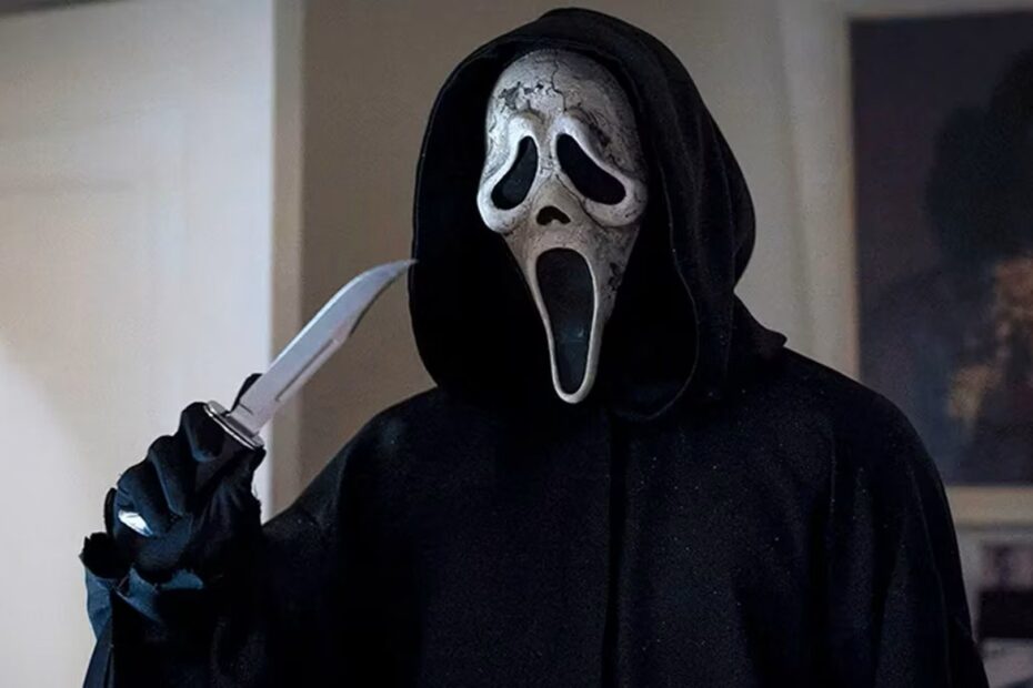 A franquia Scream marcou gerações com seus assassinos mascarados e reviravoltas surpreendentes. Durante 30 anos, fãs se perguntaram: quem está por trás da máscara do Ghostface? Com o lançamento de Scream 7, que mostra Sidney Prescott vivendo uma nova vida em Pine Grove, Indiana, com sua filha e marido, é hora de revisitar todos os Ghostfaces da saga — dos mais fáceis de desvendar aos que deixaram o público boquiaberto. Os Ghostfaces de Scream: quem surpreendeu mais na franquia?