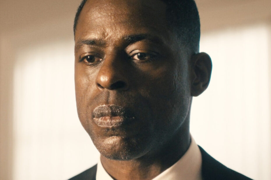 Hulu traz uma nova série intrigante, "Paradise", que tem conquistado o público e a crítica desde sua estreia. Criada por Dan Fogelman, conhecido pelo seu trabalho em "This Is Us", a série oferece uma visão fascinante do mundo pós-apocalíptico, misturando elementos de thriller político com mistério criminal. O enredo gira em torno do agente do Serviço Secreto, Xavier Collins, interpretado por Sterling K. Brown, que se vê envolvido na investigação do assassinato do presidente dos Estados Unidos. Paradise: Mistério e Ambição em um Mundo Subterrâneo Desmoronando