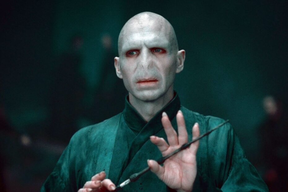 MCU STAR FINALLY ADDRESSES THOSE 'HARRY POTTER' VOLDEMORT RUMORS Paul Bettany nega rumores sobre papel de Voldemort na nova série