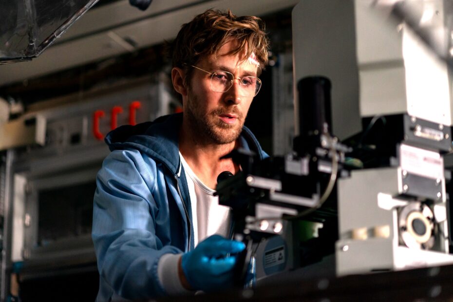 Projeto Hail Mary chega aos cinemas com a essência do livro intacta, porém com ajustes que redefinem como entendemos Erid e Rocky. O filme coloca Ryan Gosling como Ryland Grace, sob a direção de um time que já explorou a ficção científica com The Martian, tentando manter o tom de aventura, humor e ciência que marcou Andy Weir. A estreia ocorre em 20 de março de 2026, com a produção da Amazon MGM apostando em uma recepção calorosa e em uma atuação que combine vulnerabilidade com um espírito de improviso. A ideia é adaptar o romance sem se perder em explicações excessivas, entregando uma experiência cinematográfica que não abandona o coração da história. Enquanto a duração é ambiciosa — mais de duas horas e meia — a narrativa foca em Ryland e no duo de Rocky, o alien rochoso que se tornou o motor emocional da trama. Projeto Hail Mary estreia em 2026 apostando em emoção, humor e fidelidade