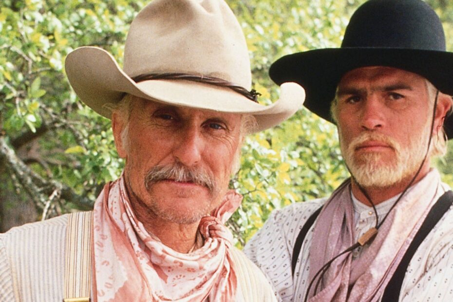 Robert Duvall deixou um legado cinematográfico inigualável, e um dos seus trabalhos mais impressionantes que merece ser resgatado é a minissérie ocidental Lonesome Dove. Produzida pela CBS em 1989, essa obra-prima televisiva reúne um elenco lendário que ainda hoje impressiona pela qualidade e profundidade dos personagens, confirmando o status de clássico esquecido que merece ser redescoberto. Redescubra Lonesome Dove: Um Clássico do Faroeste Imperdível