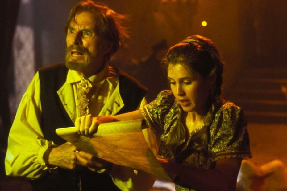 Os Anos 80 foram uma década dourada para o cinema de horror, e 1987 ficou marcado pela reunião mais emblemática dos monstros clássicos no filme The Monster Squad. Dirigido por Fred Dekker e coescrito por Dekker e Shane Black, o longa reuniu as figuras mais icônicas do terror em uma aventura que combinou sustos, humor e muita nostalgia, conquistando fãs até hoje e tornando-se um verdadeiro cult classic. Agora, essa joia dos anos 80 está disponível gratuitamente para streaming na plataforma Tubi, oferecendo uma oportunidade imperdível para os amantes do gênero. Reviva a aventura dos monstros clássicos em The Monster Squad