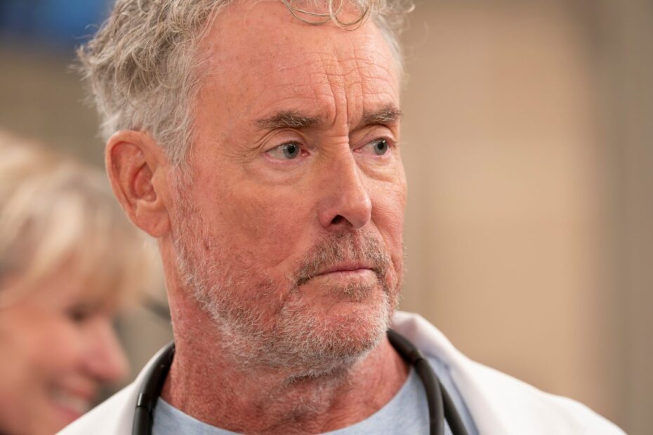 O revival de Scrubs continua surpreendendo ao aprofundar as razões por trás da saída de Dr. Cox da série, revelando que ele não é um caso isolado entre os personagens mais antigos do hospital Sacred Heart. No episódio 4, “My Poker Face,” fica claro que, assim como Dr. Cox, outros médicos também enfrentam o desafio de se adaptarem ao mundo moderno da medicina, sob a nova dinâmica hospitalar que mistura gerações e métodos. Scrubs retorna e mostra a luta entre gerações na medicina atual