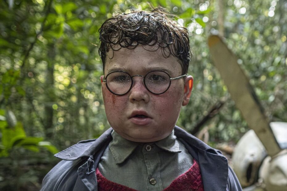 A Netflix anunciou que a adaptação do clássico "Senhor das Moscas" (Lord of the Flies) será lançada no dia 4 de maio de 2026. Este é um marco significativo, pois marca a primeira vez que a renomada obra de William Golding será transformada em uma série de televisão em 72 anos. O projeto é baseado no famoso romance de 1954, que aborda a natureza humana e a savagery que pode emergir em situações extremas. Senhor das Moscas ganha série na Netflix com estreia promissora