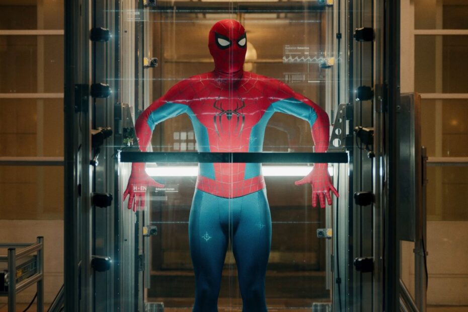 Spider-Man Brand New Day finalmente resolve um problema de nove anos no MCU. O trailer chega com ares de solução e coloca o Homem-Aranha no centro de uma aposta nova: que o MCU pode manter sua ambição sem abrir mão de uma textura mais tangível para o herói. A apresentação aponta para uma reconfiguração de tom que fãs e insiders vinham cobrando desde a transição de Sony para o universo compartilhado da Marvel. O material sugere também que a narrativa não mergulha apenas em ações de alto risco, mas em uma tentativa de ancorar Peter Parker na materialidade do mundo real. Spider-Man Brand New Day aposta em realismo e nova fase no MCU