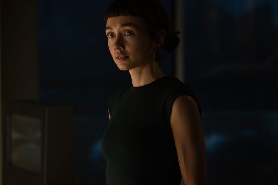 Sydney Chandler, estrela da série "Alien: Earth", revelou em entrevista exclusiva sua vontade de enfrentar o icônico Predador, personagem central da franquia "Predator". Com a chegada do primeiro crossover alienígena em live-action desde os filmes de 2004 e 2007, os fãs das duas franquias — agora sob a tutela da Disney — aguardam ansiosos o momento em que os universos de Alien e Predator possam se unir novamente. Chandler, que interpreta Wendy na série da FX, falou sobre as possibilidades de sua personagem encarar um confronto com o temido Yautja e os próximos passos da produção. Sydney Chandler quer enfrentar Predador em futuro crossover.