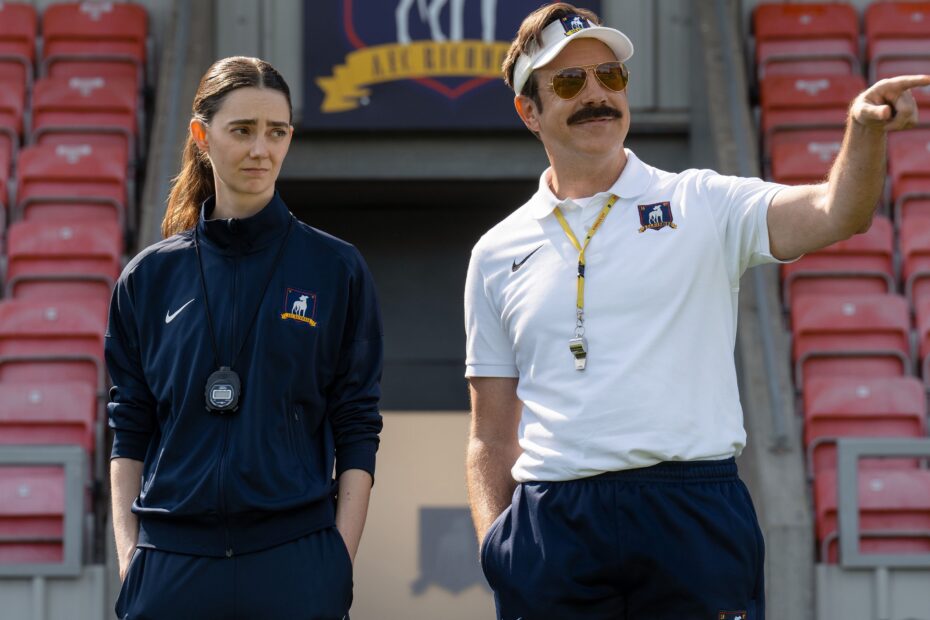 A nova temporada de Ted Lasso, agora na quarta temporada, promete surpreender os fãs com uma abordagem que altera os planos originais de três temporadas definidos pelos criadores. Depois do emocionante encerramento da terceira temporada, onde o personagem-título, interpretado por Jason Sudeikis, retorna para casa e diversos outros personagens receberam finais satisfatórios, a série parecia ter chegado ao seu fim. No entanto, o criador Bill Lawrence revelou em uma entrevista à ScreenRant a razão por trás da continuação. Ted Lasso retorna com novas histórias e promessas emocionantes