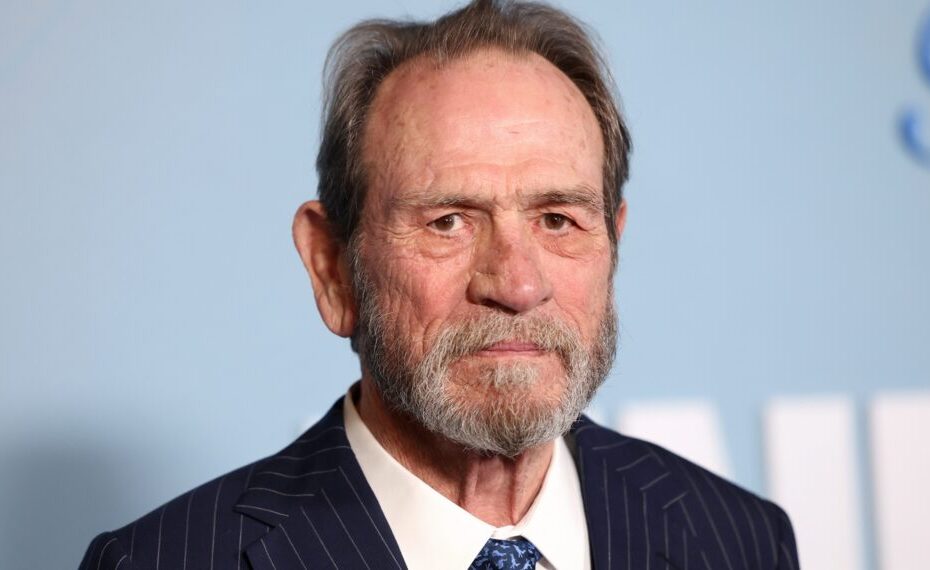Tommy Lee Jones é a grande novidade do elenco da segunda temporada de The Lowdown, série aclamada da FX que mistura uma pegada moderna de noir com uma narrativa envolvente ambientada em Tulsa. Com a confirmação da renovação em janeiro de 2026, a produção promete expandir ainda mais seu universo e trazer novas tramas e personagens para os fãs. Tommy Lee Jones e Ethan Hawke se reencontram em The Lowdown