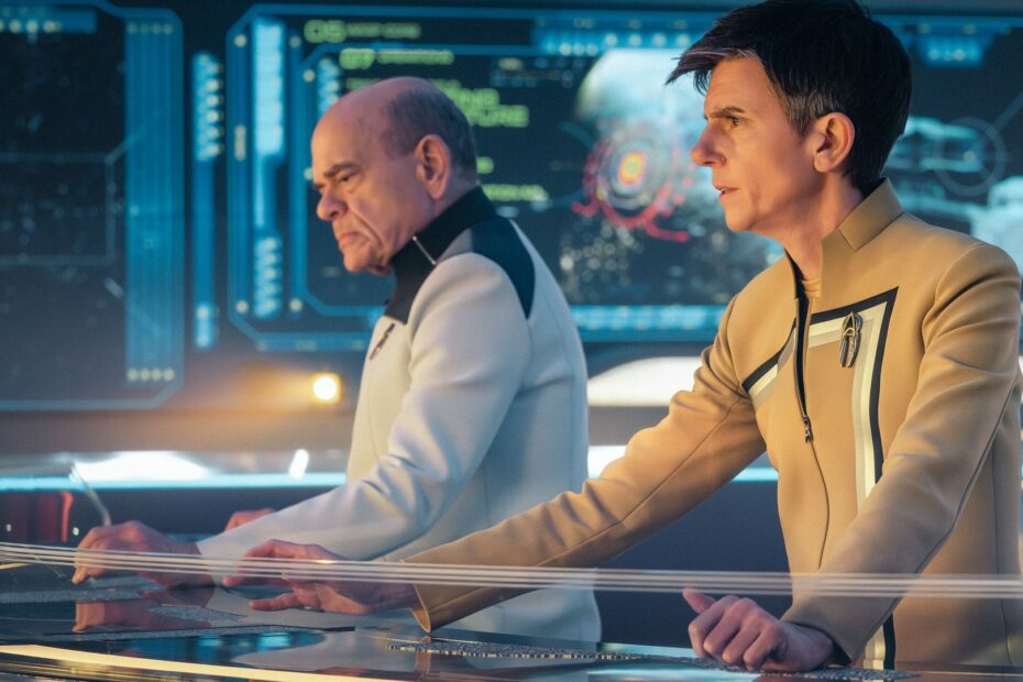 Star Trek: Starfleet Academy tem proporcionado uma nova visão do universo de Star Trek, reunindo tanto figuras carismáticas quanto novos desafios para os jovens cadetes. Até agora, a série tem se centrado na vida dentro da academia, trazendo personagens como Jett Reno e o Doutor, além de surpresas como Jake Sisko e a nova Dax. No entanto, um aspecto que vem chamando a atenção dos fãs é a escassez de naves icônicas na trama, uma situação que, com certeza, deve mudar no episódio final da primeira temporada. USS Discovery de volta? Expectativa cresce para final de Starfleet Academy