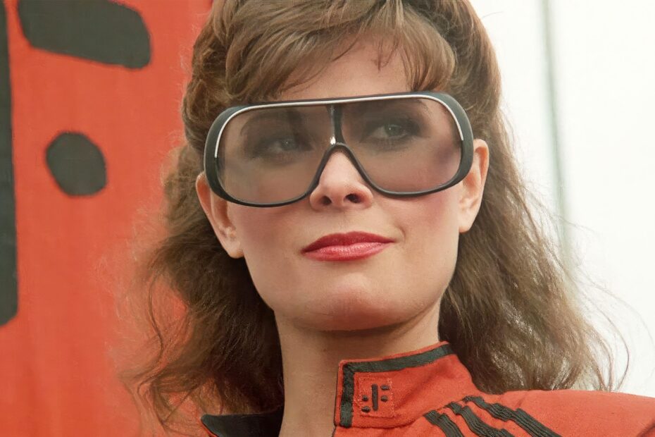 Quarenta anos depois, está na hora de um dos melhores clássicos da ficção científica receber o reboot que merece. A aclamada minissérie "V", de Kenneth Johnson, estreou na NBC em 1º de maio de 1983 e deixou uma marca indelével na história da televisão. A série misturou ação de ficção científica com uma crítica política incisiva, apresentando personagens inesquecíveis como Mike Donovan, interpretado por Marc Singer, e a vilã Diana, vivida por Jane Badler. V: A hora de reviver a luta contra a opressão está chegando