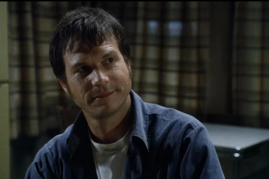 Após construir uma carreira invejável como ator em produções cultuadas e de grande orçamento ao longo das décadas de 1980 e 1990, o saudoso Bill Paxton decidiu expandir seus horizontes artísticos em 2001 e assumiu a direção de seu primeiro longa-metragem. O resultado foi Frailty, um thriller de terror gótico sulista extremamente subestimado que figura facilmente entre os melhores trabalhos de toda a sua trajetória cinematográfica e que merece ser redescoberto pelo público atual. Frailty: o terror genial de Bill Paxton