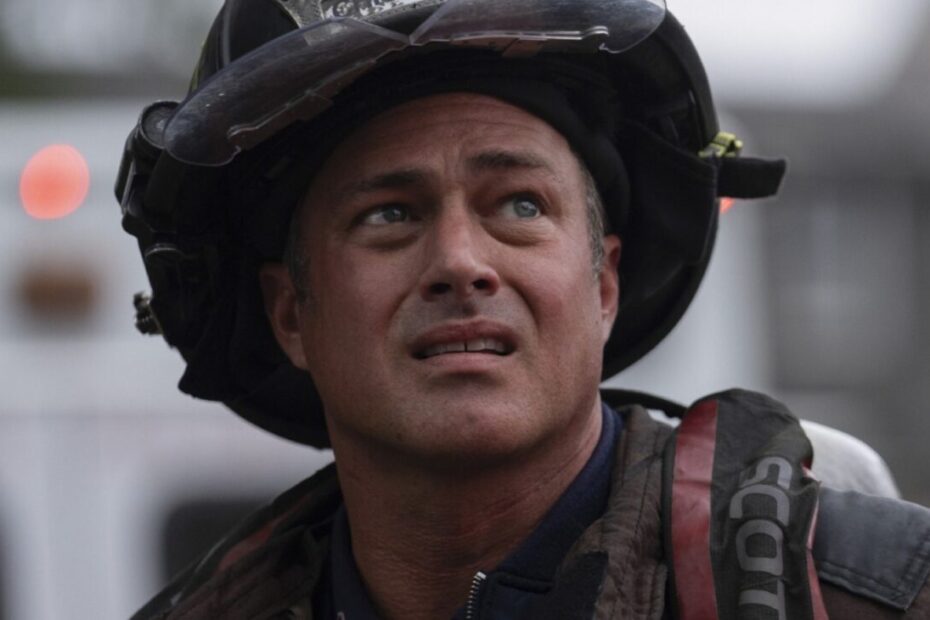 Quando estreou na NBC em outubro de 2012, a famosa série dramática Chicago Fire quase remake de Rescue Me foi um fantasma evitado a todo custo pelos seus realizadores. A produção chegou à televisão aberta pouco mais de um ano após o encerramento do aclamado seriado Rescue Me, estrelado por Denis Leary no canal FX. A proximidade das datas exigiu muito cuidado da equipe criativa. Chicago Fire evitou virar cópia de clássico dramático
