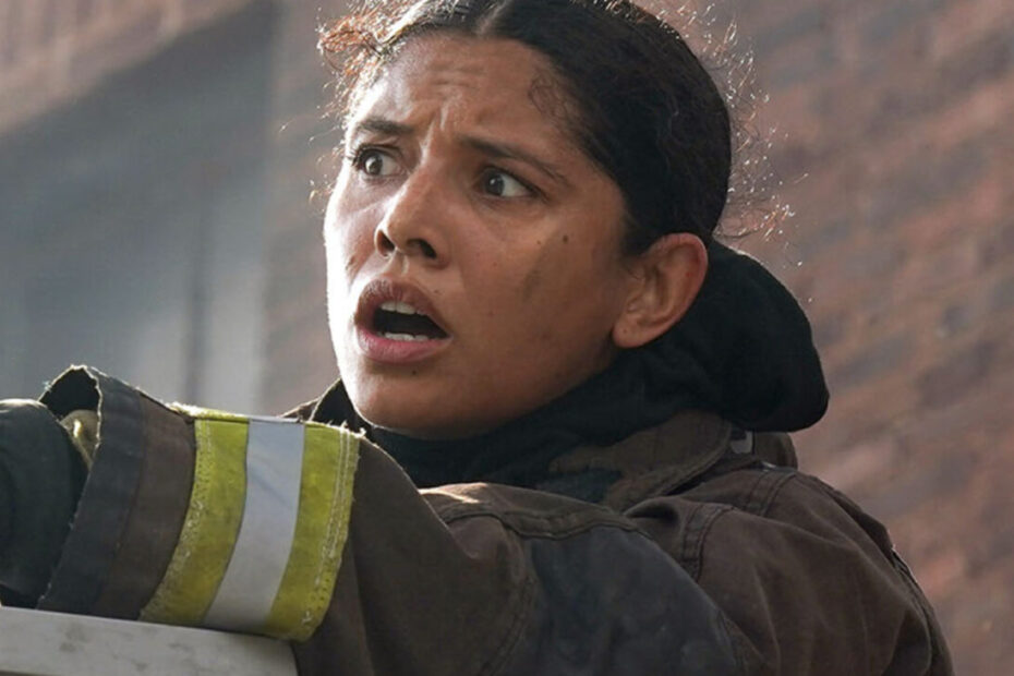 A estreia da décima quinta temporada de Chicago Fire chegou trazendo grandes reviravoltas e respostas diretas sobre o dramático incêndio no armazém de West Pershing que encerrou o ano anterior. Para o alívio geral dos fãs, todos os membros do Batalhão 51 conseguiram sair com vida daquela situação de risco extremo, evitando uma tragédia ainda maior entre os rostos principais da corporação. Impacto de Chicago Fire: Cruz, Severide e Pascal