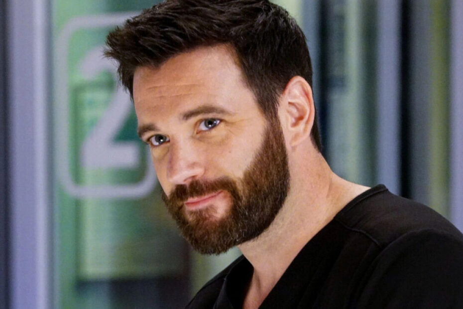 O jogo de xadrez nos corredores do Gaffney Chicago Medical Center está prestes a ganhar uma de suas peças mais brilhantes de volta. O ator Colin Donnell, um dos rostos originais que fincaram a bandeira do drama médico da NBC desde a sua estreia em 2015, está com retorno confirmado para a 12ª temporada da série. Colin Donnell volta como Dr. Rhodes em Chicago Med