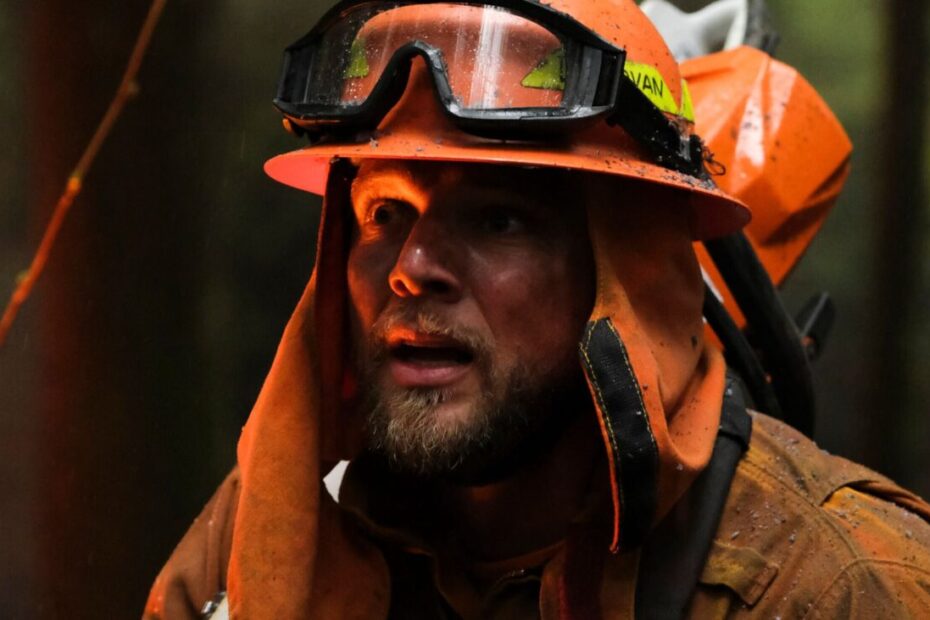 Fire Country no streaming virou um fenômeno absoluto de audiência que continua conquistando uma legião de telespectadores fiéis. Liderada pelo ator Max Thieriot, conhecido pelo público por seu papel em SEAL Team, a série dramática de bombeiros não para de crescer. A produção rapidamente se consolidou como uma das atrações mais assistidas das plataformas digitais. Fire Country supera produções e brilha no streaming