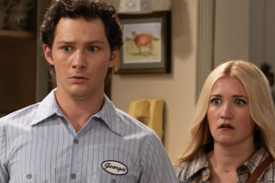 A estreia da terceira temporada de Georgie & Mandy's First Marriage chegou trazendo muita confusão familiar e tramas interligadas. No centro de tudo, Georgie continuou irredutível ao recusar o relacionamento de sua mãe, Mary, com Fred Fagenbacher. Disposto a impor barreiras, ele tentou manter CeeCee longe da avó até que a situação fosse resolvida. No entanto, o plano de isolamento durou pouco, pois os outros membros da família rapidamente decidiram tomar partido e ignorar as ordens do rapaz. Bastidores de Georgie e Mandy explicam reviravoltas da 3ª temporada