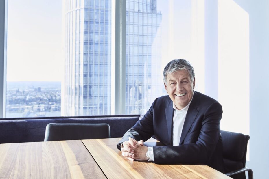 A reconfiguração corporativa nos mais altos escalões do entretenimento acaba de atingir um de seus nomes mais resilientes. Gerhard Zeiler, executivo responsável por comandar as divisões internacionais da Warner Bros. Discovery ao longo de anos turbulentos, oficializou sua saída da recém-formada gigante surgida com a compra pela Skydance, em um negócio histórico avaliado em 110 bilhões de dólares. Gerhard Zeiler deixa Skydance rumo à política austríaca