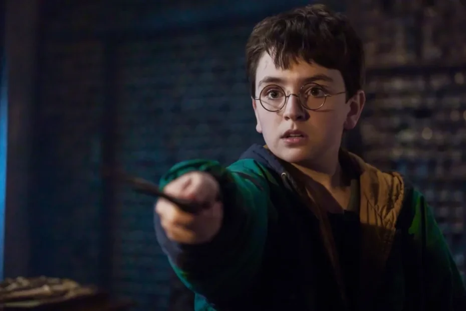 Quando a notícia de um reboot televisivo de Harry Potter foi anunciada, gerou uma resposta mista entre alguns fãs. Embora alguns acreditassem que as adaptações cinematográficas continuam atemporais e não deveriam ser mexidas, outros estavam ansiosos para ver a história completa dos livros originais trazida à vida com todos os detalhes que os filmes tiveram que deixar de fora. A primeira filmagem da série de TV de Harry Potter da HBO já confirmou que isso está na vanguarda da nova adaptação, juntamente com a confirmação de personagens específicos que foram completamente cortados dos filmes. Remake de Harry Potter Revela Detalhe de Hogwarts