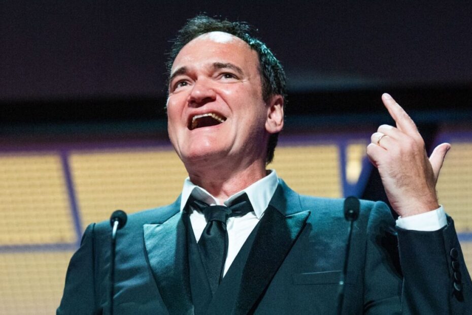 O novo projeto de Quentin Tarantino já tem data para chegar aos palcos. Conhecido mundialmente por obras marcantes como Pulp Fiction, Kill Bill e Bastardos Inglórios, o cineasta decidiu surpreender a todos e apostar em uma produção teatral em vez de um longa-metragem tradicional. Novo projeto de Quentin Tarantino ganha data oficial