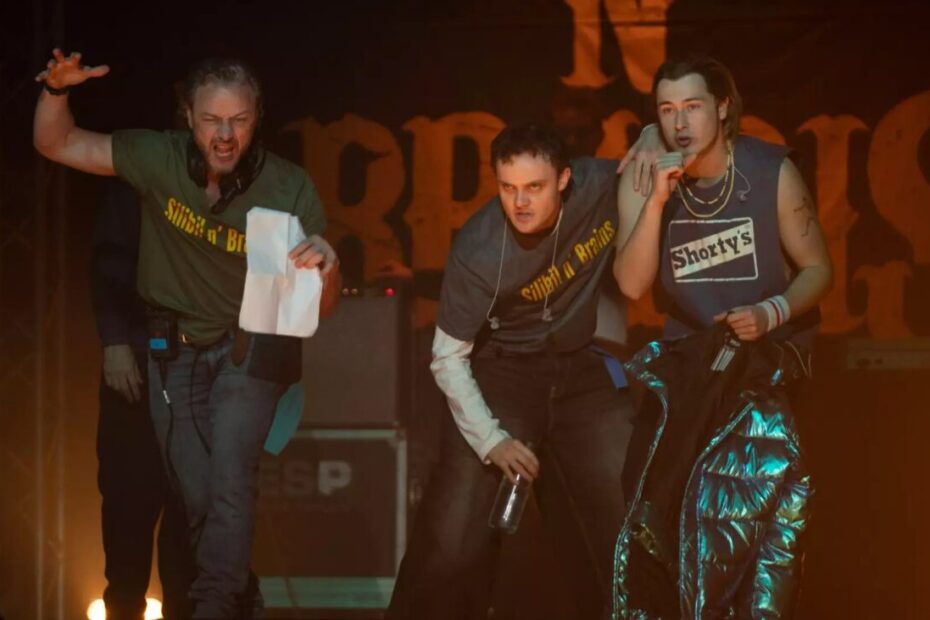 A estreia de James McAvoy na direção com o longa-metragem California Schemin marca um ponto de virada definitivo em sua carreira artística. O projeto autoral adapta a história real de dois jovens da Escócia que fingiram ser uma dupla norte-americana para tentar a sorte na indústria musical. james mcavoy na direção