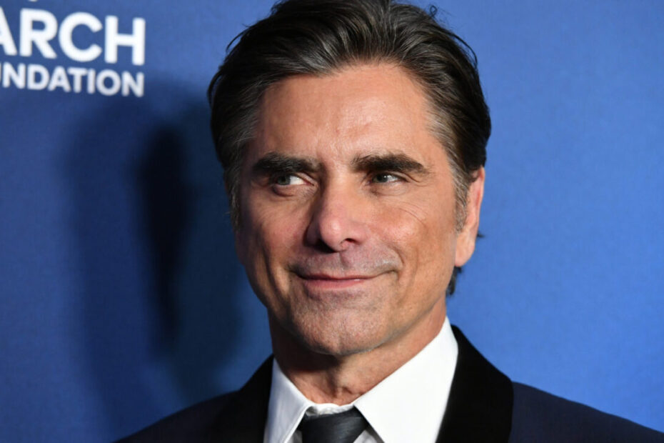 A recente john stamos reflexão revelada pelo astro surpreendeu os fãs de séries pelo tom humano e emocionante. Em um depoimento marcante sobre a vida e a importância de valorizar as pessoas amadas, o ator relembrou momentos preciosos que viveu ao lado de grandes companheiros de jornada. A declaração ressalta como gestos simples podem transformar nossas memórias mais queridas. John Stamos emociona com reflexão sobre amizade e perda